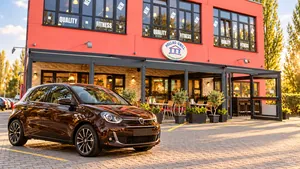 Auto auf dem Parkplatz vor dem Hellas Grill