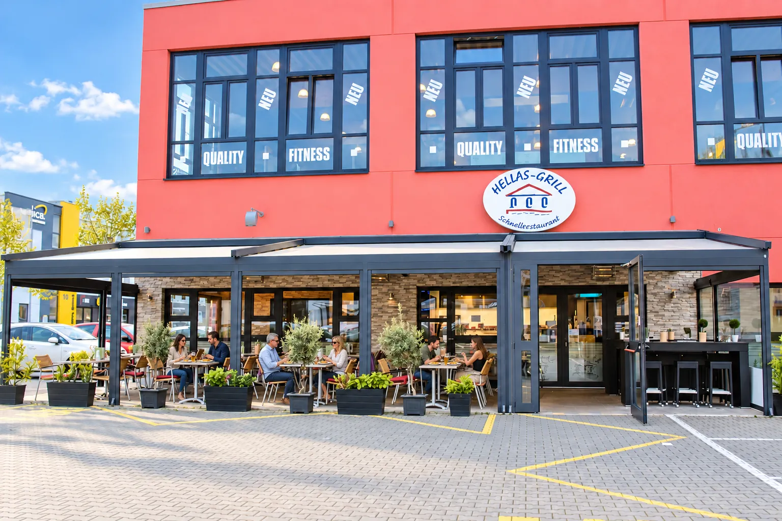 Entspannte Gäste auf der Terrasse des Hellas Grill